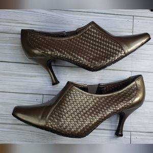 John David Brass-Colored Leather Heels size 9½WW (SU101)